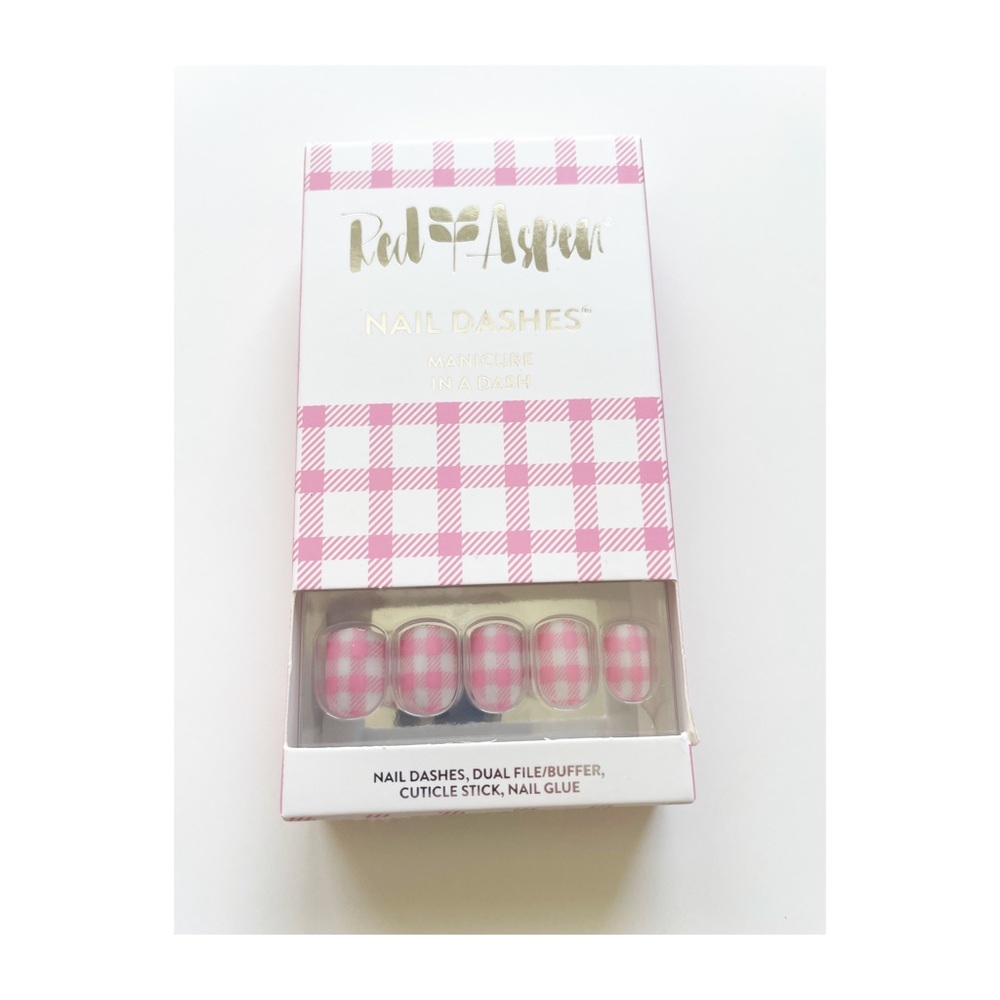 Red Aspen Leigh’s Gingham short nail dash